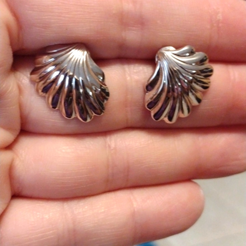 Monet Vintage Silver Tone Lightweight Shell Pierced Earrings